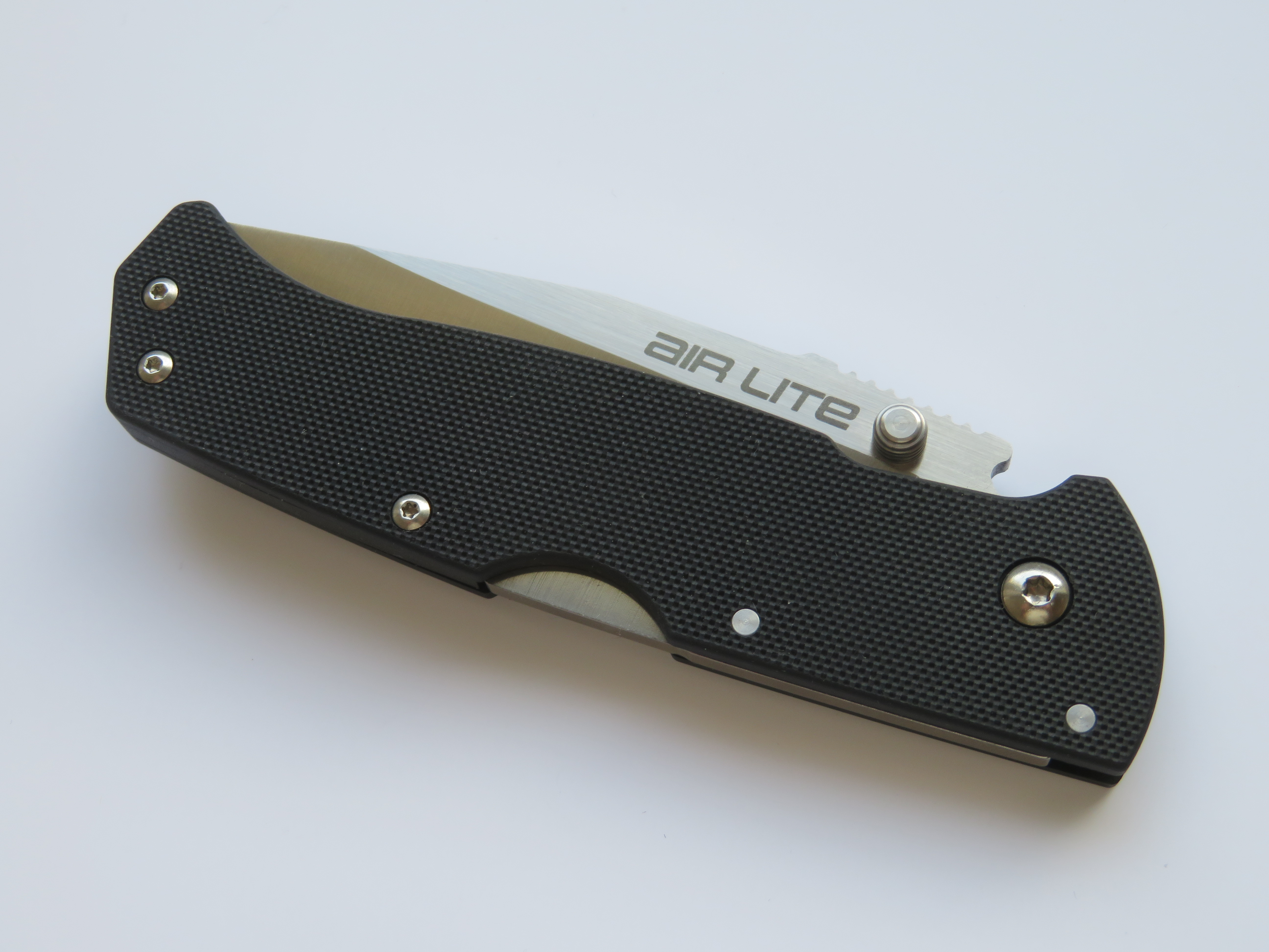 Cold Steel Air Lite je jeden z nejkompaktnějších nožů na trhu.
